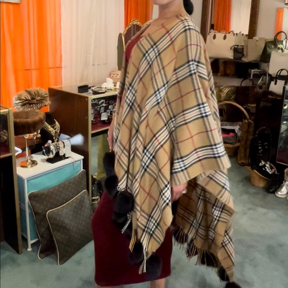 Designer Cape With Mink Balls - Picture 5 of 7